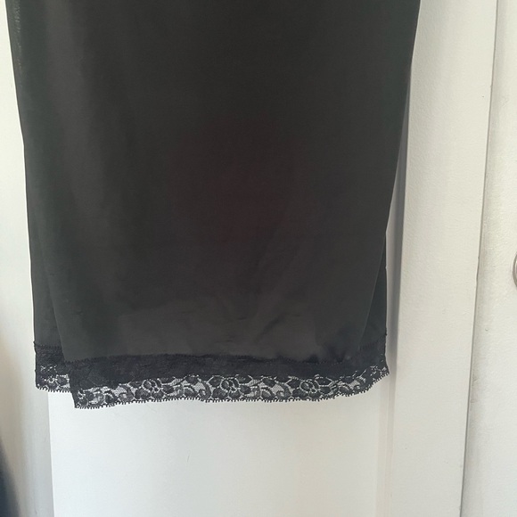 🌺 5/$30 🌺 Vintage black slip dress with lace neckline and hem - Picture 4 of 7